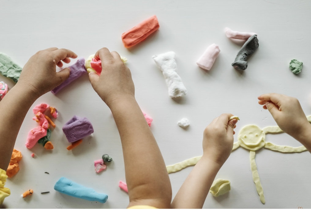 粘土で自由に形を作る子どもの手