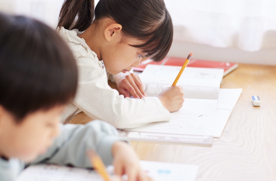 鉛筆で書きながら学ぶ子どもたち